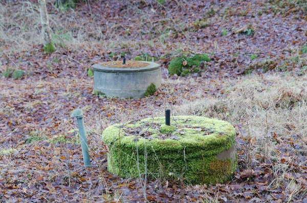 Zwei alte Brunnen im Wald — Stockfoto