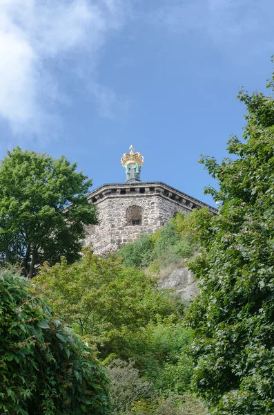 Alte Burg auf dem Gipfel des Hügels — Stockfoto