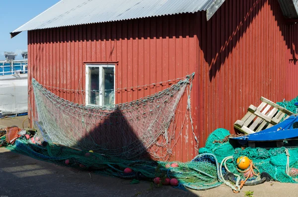 Hangar à bateaux rouge sur la côte ouest — Photo