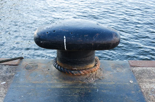 Cuerda de amarre para un barco grande — Foto de Stock