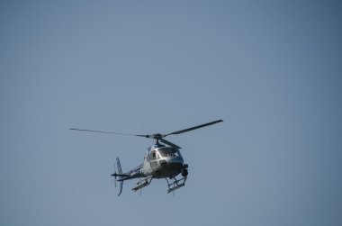 mavi bir gökyüzü bir helikopter