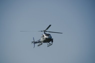 mavi bir gökyüzü bir helikopter 