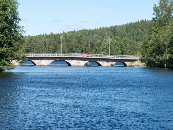 Velho stonebridge sobre o lago — Fotografia de Stock