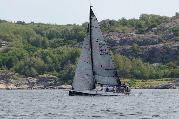 Um barco à vela em uma competição — Fotografia de Stock