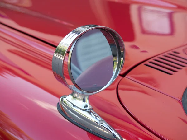 Ene kant spiegel op een rode auto — Stockfoto
