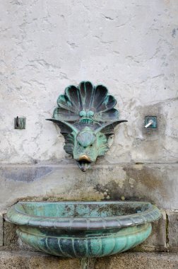 su içmek için bir tarihi su kaynağı