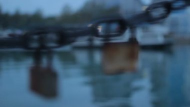 Tekne, zincir ve kilit.