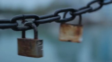 Zinciri üzerinde kilitler
