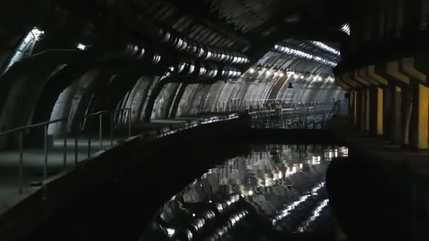 Pusté bunkr pro ponorky. — Stock video
