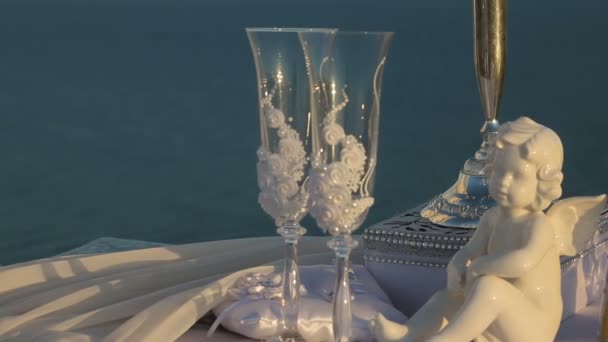 Свадебные принадлежности на берегу моря — стоковое видео