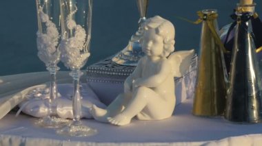 Düğün gereçlerinin deniz kenarında