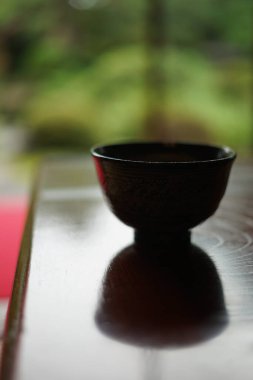 Masanın Japon tarzı odasına yerleştirilmiş yeşil çay.