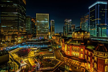 Tokyo İstasyonu 'nun ışığı, gece görüşü.
