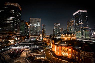 Tokyo İstasyonu 'nun ışığı, gece görüşü.