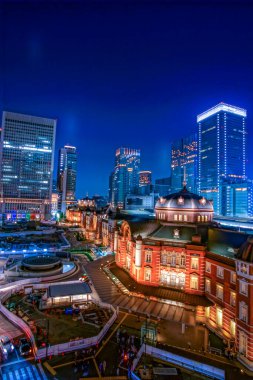 Tokyo İstasyonu 'nun ışığı, gece görüşü.
