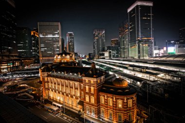 Tokyo İstasyonu 'nun ışığı, gece görüşü.