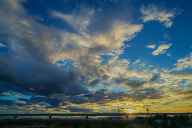 Ayakta Duran Tarih Köprüsü ve sonbahar gökyüzünün alacakaranlığı (Tachikawa)