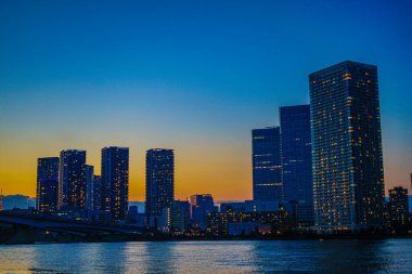 Chuo-ku 'nun yüksek katlı apartmanı, Tokyo ve akşam.