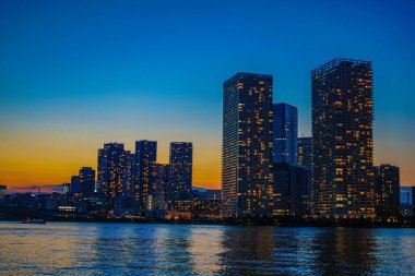 Chuo-ku 'nun yüksek katlı apartmanı, Tokyo ve akşam.