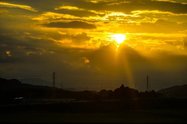 夕日と鉄塔のシルエット — ストック写真