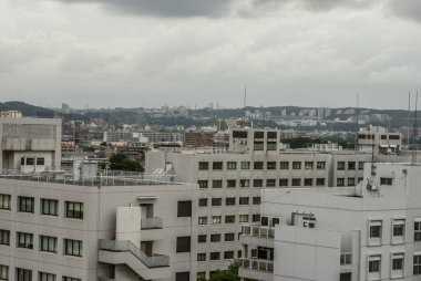 Chofu şehrinin çatıları, bulutlu havaya sarılmış.