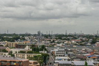 Chofu şehrinin çatıları, bulutlu havaya sarılmış.