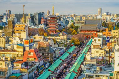 Günbatımında Nakamise caddesi aydınlanır Asakusa