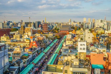 Günbatımında Nakamise caddesi aydınlanır Asakusa