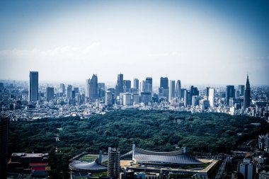 Tokyo gökyüzü Shibuya 'dan görünüyor.