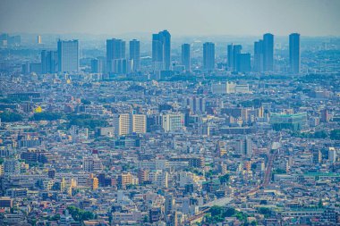 Tokyo gökyüzü Shibuya 'dan görünüyor.