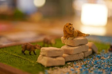 Aslan figürü ve Savannah imajı.