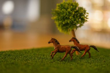 Figürün atı ve Savannah imajı.