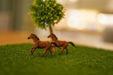 Figürün atı ve Savannah imajı.