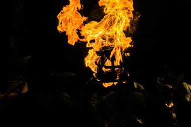 Şiddetli bir alev görüntüsü (Sri Lanka Perahera Festivali)