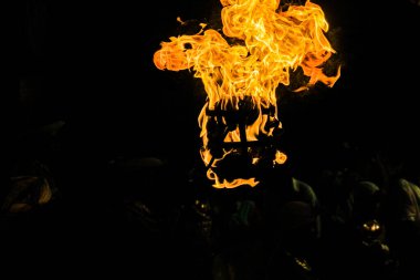 Şiddetli bir alev görüntüsü (Sri Lanka Perahera Festivali)