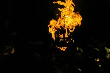 Şiddetli bir alev görüntüsü (Sri Lanka Perahera Festivali)