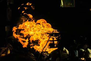 Şiddetli bir alev görüntüsü (Sri Lanka Perahera Festivali)