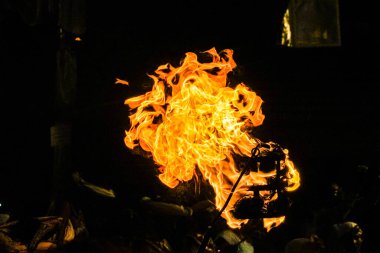 Şiddetli bir alev görüntüsü (Sri Lanka Perahera Festivali)