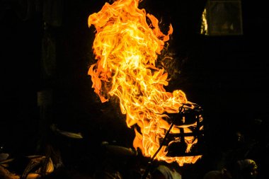 Şiddetli bir alev görüntüsü (Sri Lanka Perahera Festivali)
