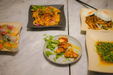 Tayland yemeği tabağa döküldü.