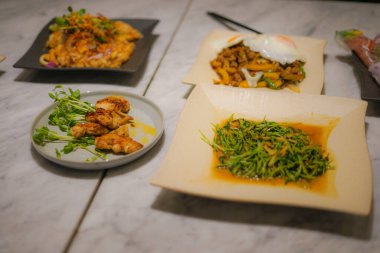 Tayland yemeği tabağa döküldü.