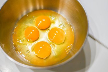 Dört yumurta kaseye konur.