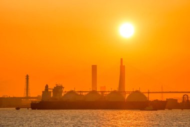 Akşamın silueti ve büyük kaplar