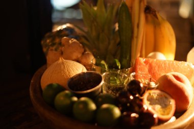 Gece barında uyukluyordu.