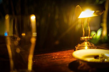 Gece barında uyukluyordu.