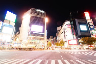 Shibuya gece görüşünün kesiştiği noktada.