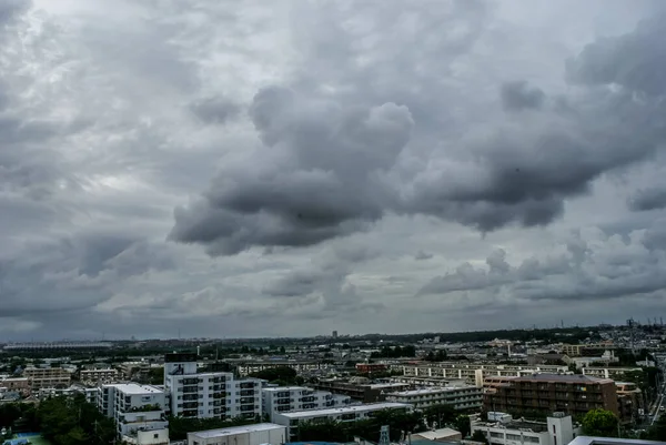 曇天に包まれた調布市の屋上 — ストック写真