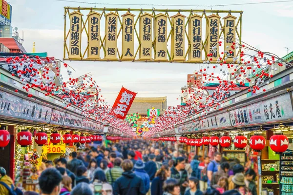 Günbatımında Nakamise Caddesi Aydınlanır Asakusa — Stok fotoğraf