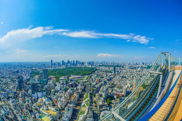 Tokyo gökyüzü Shibuya 'dan görünüyor.