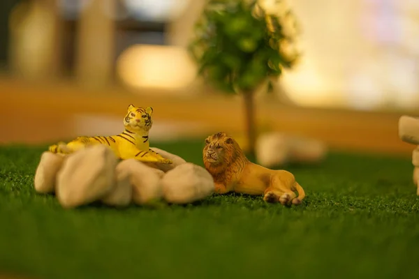 Tiger Och Lejon Figuren Och Savannah — Stockfoto
